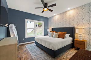 5 bedrooms, desk, iron/ironing board, travel crib