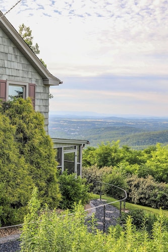 An inviting mountain cottage near Swannanoa featuring scenic views, a cozy wood-burning fireplace, and dedicated EV charging. Close to Nelson 151 wineries, trails, and Charlottesville for an easy, comfortable getaway.