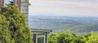 An inviting mountain cottage near Swannanoa featuring scenic views, a cozy wood-burning fireplace, and dedicated EV charging. Close to Nelson 151 wineries, trails, and Charlottesville for an easy, comfortable getaway.