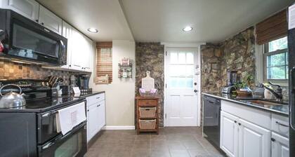 Stay in history at the Swannanoa Gatekeeper Cottage, a cozy mountain retreat beside Swannanoa Palace. Enjoy timeless charm, modern comforts, and easy access to wineries, breweries, hiking trails, and wedding venues.