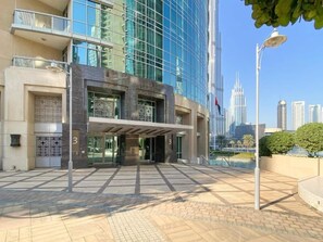 Exterior - Spacious 1BR Next to Burj Khalifa (Dubai)