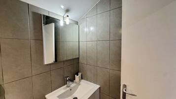 Shower, towels, soap, toilet paper