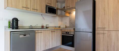 ثلاجة، ميكروويف، فرن، ماكينة لصنع القهوة/الشاي