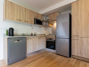 Kühlschrank, Mikrowelle, Ofen, Wasserkocher mit Kaffee-/Teezubehör