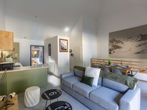 Living area - Luxury 3-Bedroom Apartment with Terrace and Garden (Cauterets)