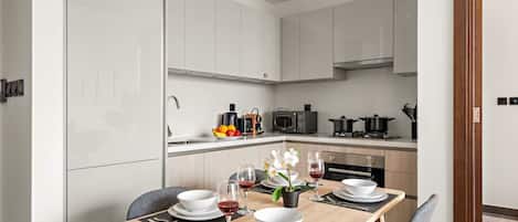 Réfrigérateur, micro-ondes, four, plaque de cuisson