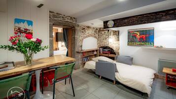 1 slaapkamer, een strijkplank/strijkijzer, gratis wifi, beddengoed