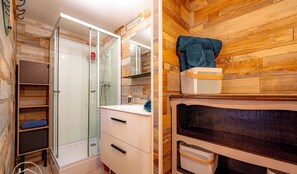 Douche, sèche-cheveux, serviettes fournies, savon