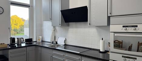 Kühlschrank, Mikrowelle, Ofen, Herdplatte