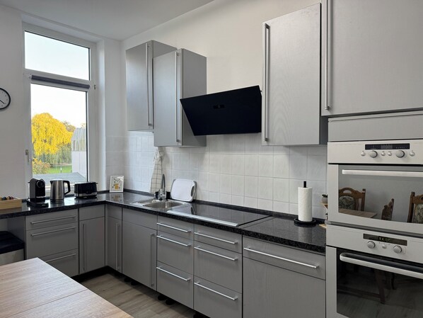 Frigorífico, microondas, horno y placa de cocina