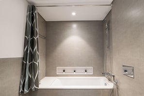 タオル、石鹸、トイレットペーパー