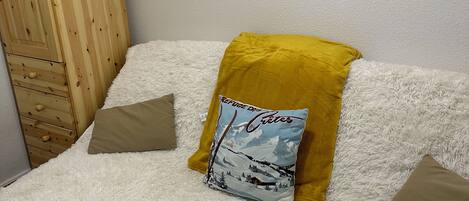 2 bedrooms, iron/ironing board, internet