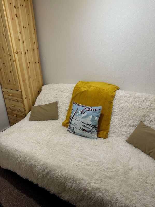 2 bedrooms, iron/ironing board, Internet