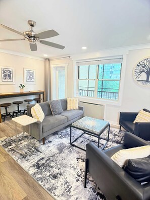 TV, offices - FIFA 2026 Walk to Stadium | 1BR Unit 4F ATL (Atlanta)