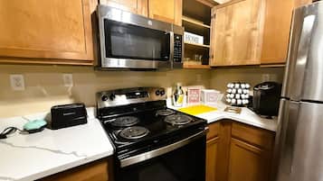 Kylskåp, mikrovågsugn, ugn och spishäll