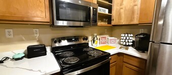 * NEW * 4BR Retreat | Heart of Campus w/ Parking