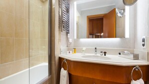 A modern bathroom with a glass shower enclosure, a vanity with a mirror, and a bathtub. - Spacious Apartment to Accommodate up to 4 People (Cannes)