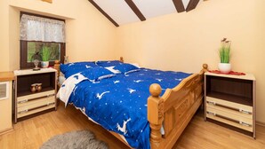 House | 3 bedrooms, iron/ironing board - Holiday Home With hot Tube and 1 Room (Donja Stubica)