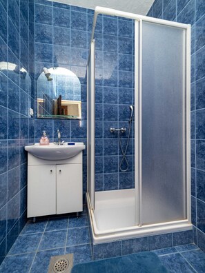 House | Bathroom | Bathtub, hair dryer - Holiday Home With hot Tube and 1 Room (Donja Stubica)