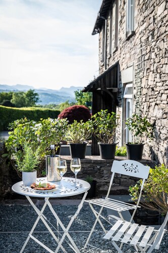 Bracken House - Interior designed, great location, lakeland stone house for 8