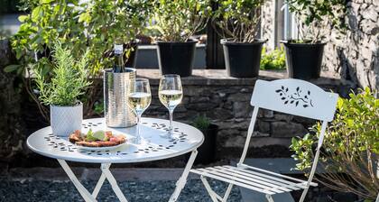 Bracken House - Interior designed, great location, lakeland stone house for 8