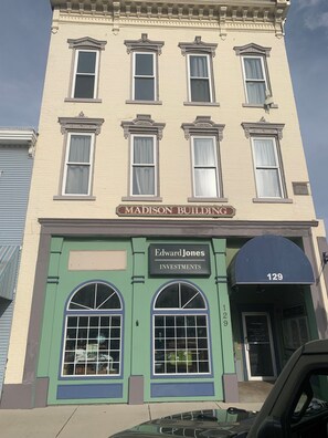 Exterior - Heron’s Perch - Uptown Port Clinton, Jet Express, 5 minute walk to Beach (Port Clinton)