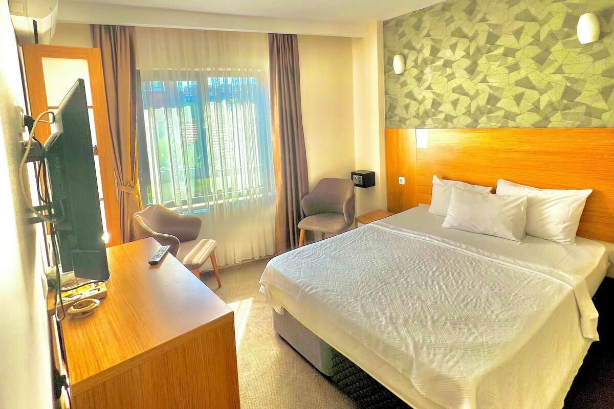 Studio Suite tiện nghi đơn giản, quang cảnh thành phố | Bàn, khu vực làm việc phù hợp cho laptop