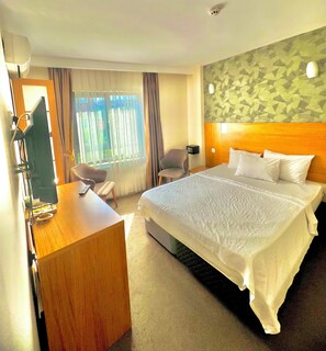 Comfort Studio Suite, City View | Desk, laptop workspace, free WiFi