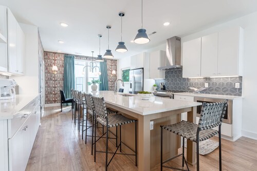 Luxe 4BR Retreat With Hot Tub Skyline Deck