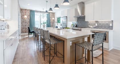 Luxe 4BR Retreat With Hot Tub Skyline Deck