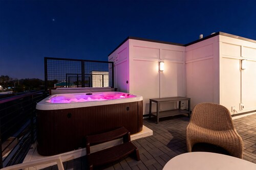 Luxe 4BR Retreat With Hot Tub Skyline Deck