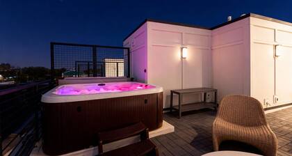 Luxe 4BR Retreat With Hot Tub Skyline Deck
