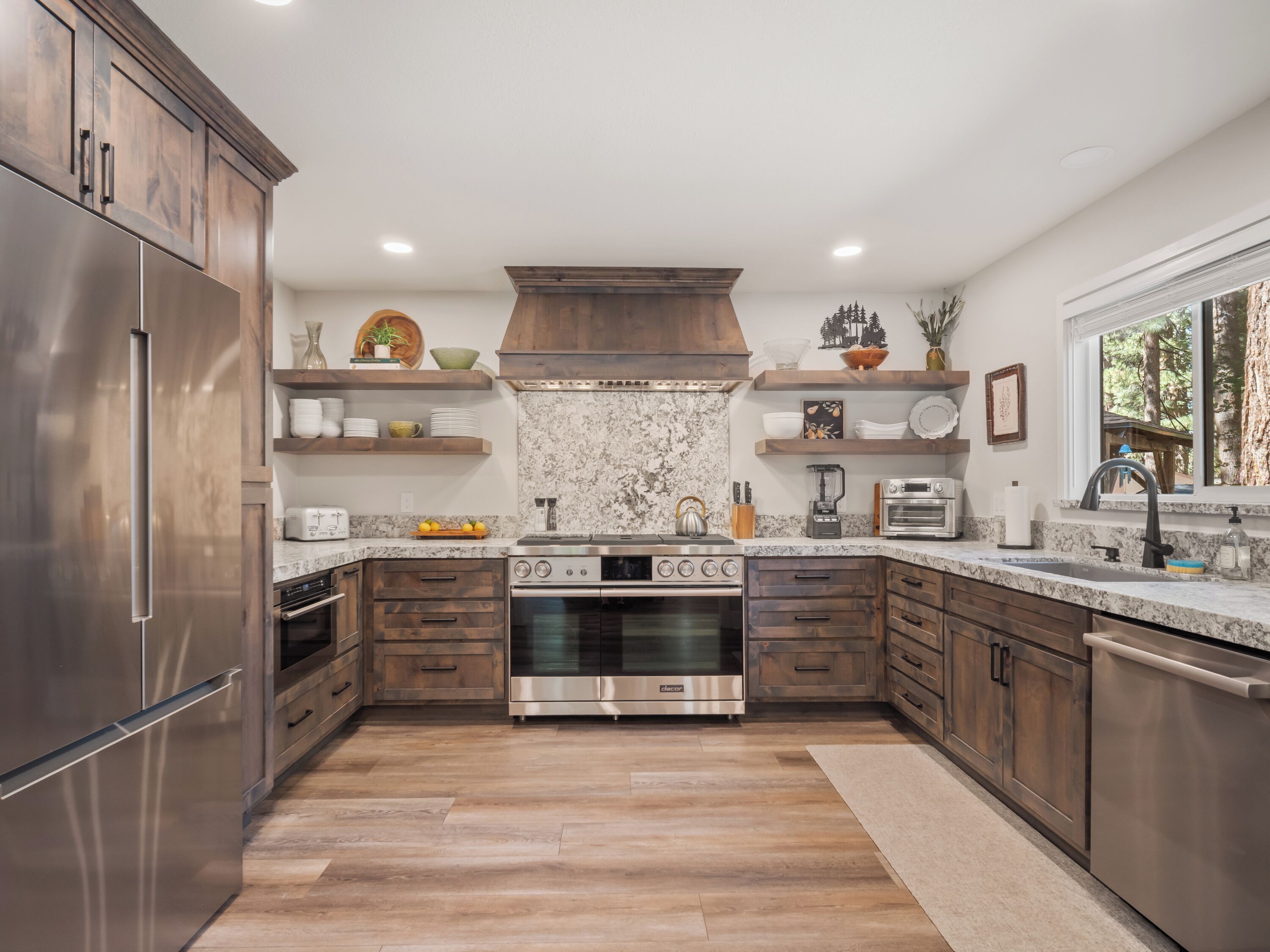 Frigorifero, microonde, forno, piano cottura