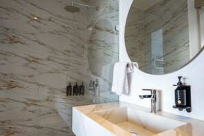 A modern bathroom with a marble backsplash, a large mirror, a rectangular sink, and a handheld showerhead. - w Idyllic 3BR w Vibrant Terrace in CTG (Cartagena)