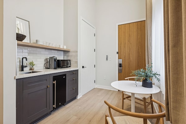 Kühlschrank, Mikrowelle, Wasserkocher mit Kaffee-/Teezubehör, Toaster