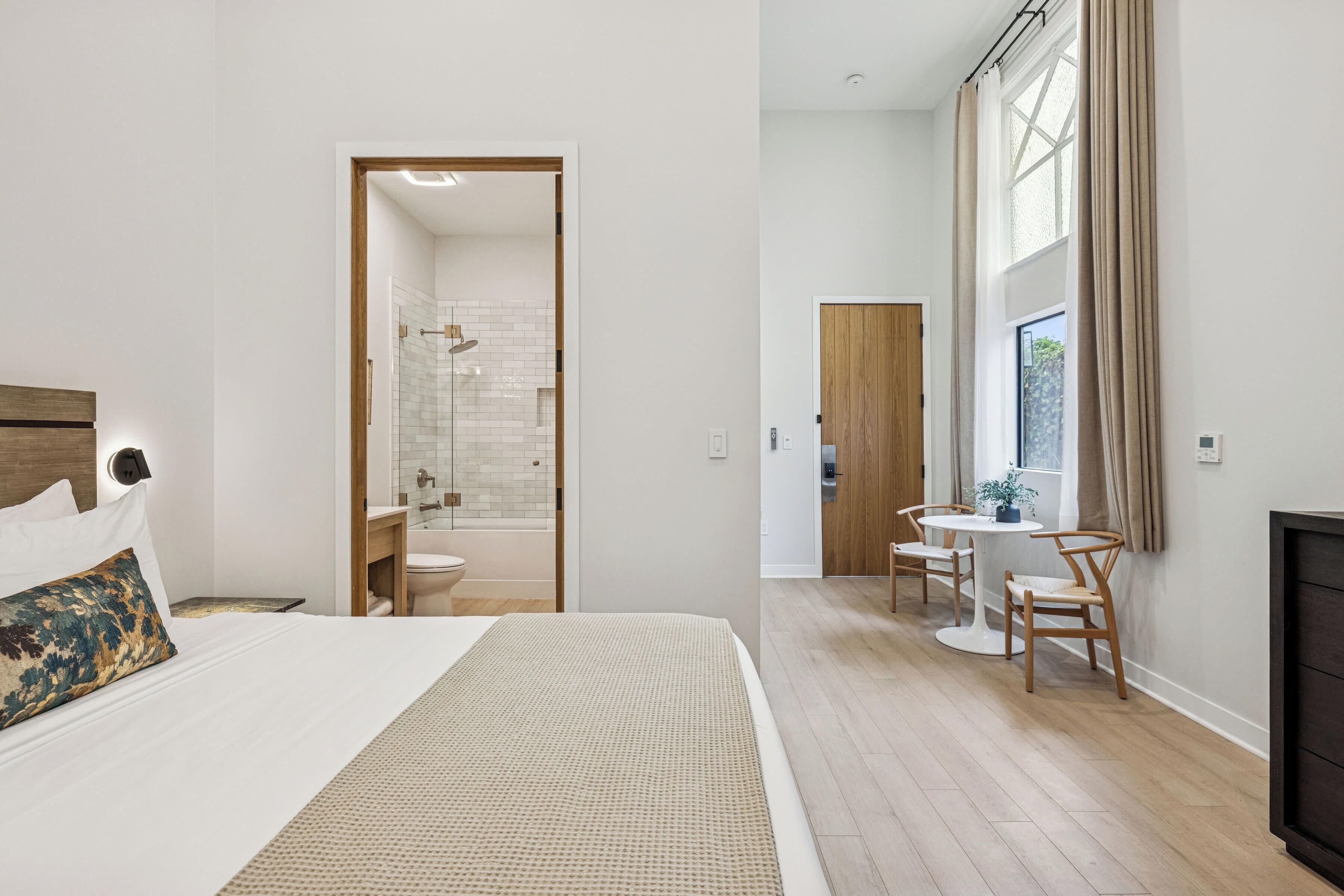 Tabla de planchar con plancha, cuna de viaje, wifi y ropa de cama 