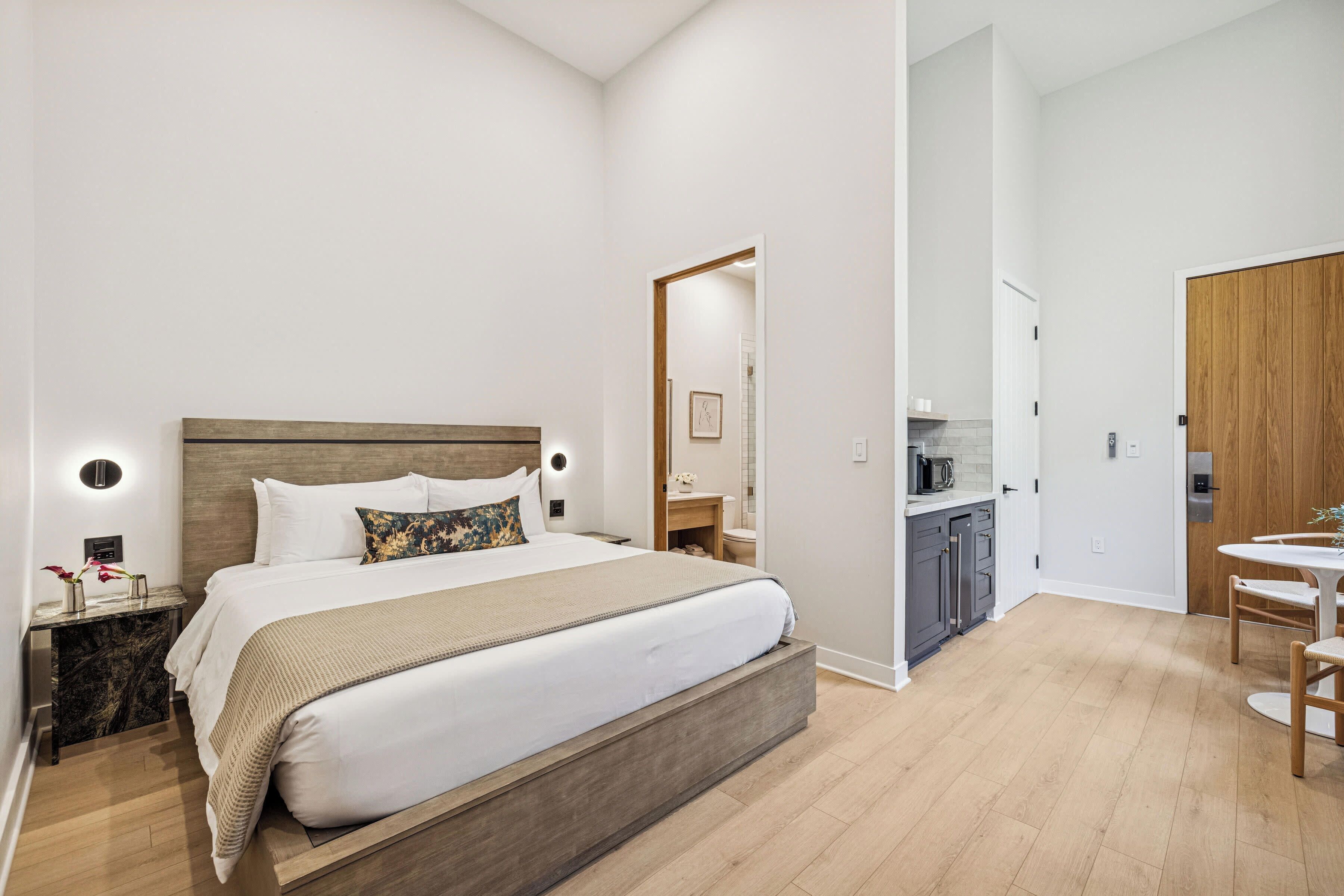 Tabla de planchar con plancha, cuna de viaje, wifi y ropa de cama 