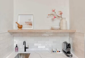 Kühlschrank, Mikrowelle, Wasserkocher mit Kaffee-/Teezubehör, Toaster