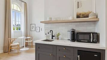 Kühlschrank, Mikrowelle, Wasserkocher mit Kaffee-/Teezubehör, Toaster