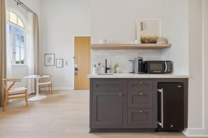 冷蔵庫、電子レンジ、コーヒー / ティーメーカー、トースター