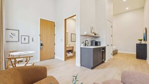 Een modern appartement met keuken, eethoek en woonkamer.
