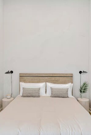 Iron/ironing board, travel crib, WiFi, bed sheets