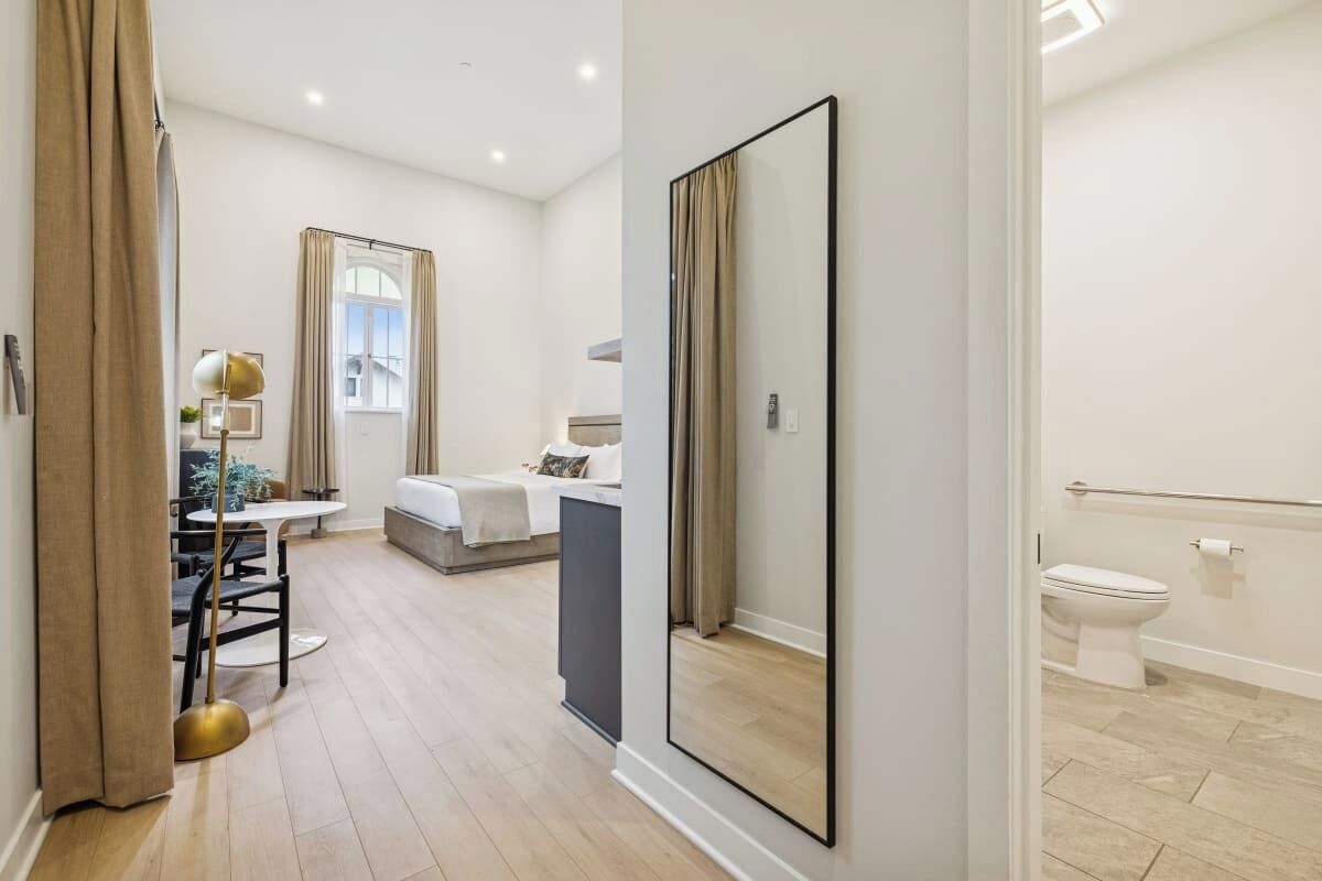 Tabla de planchar con plancha, cuna de viaje, wifi y ropa de cama 