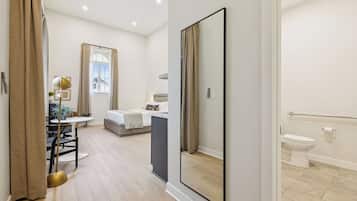 Tabla de planchar con plancha, cuna de viaje, wifi y ropa de cama