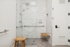 Dusj, hårføner og håndklær