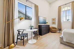 Tabla de planchar con plancha, cuna de viaje, wifi y ropa de cama 