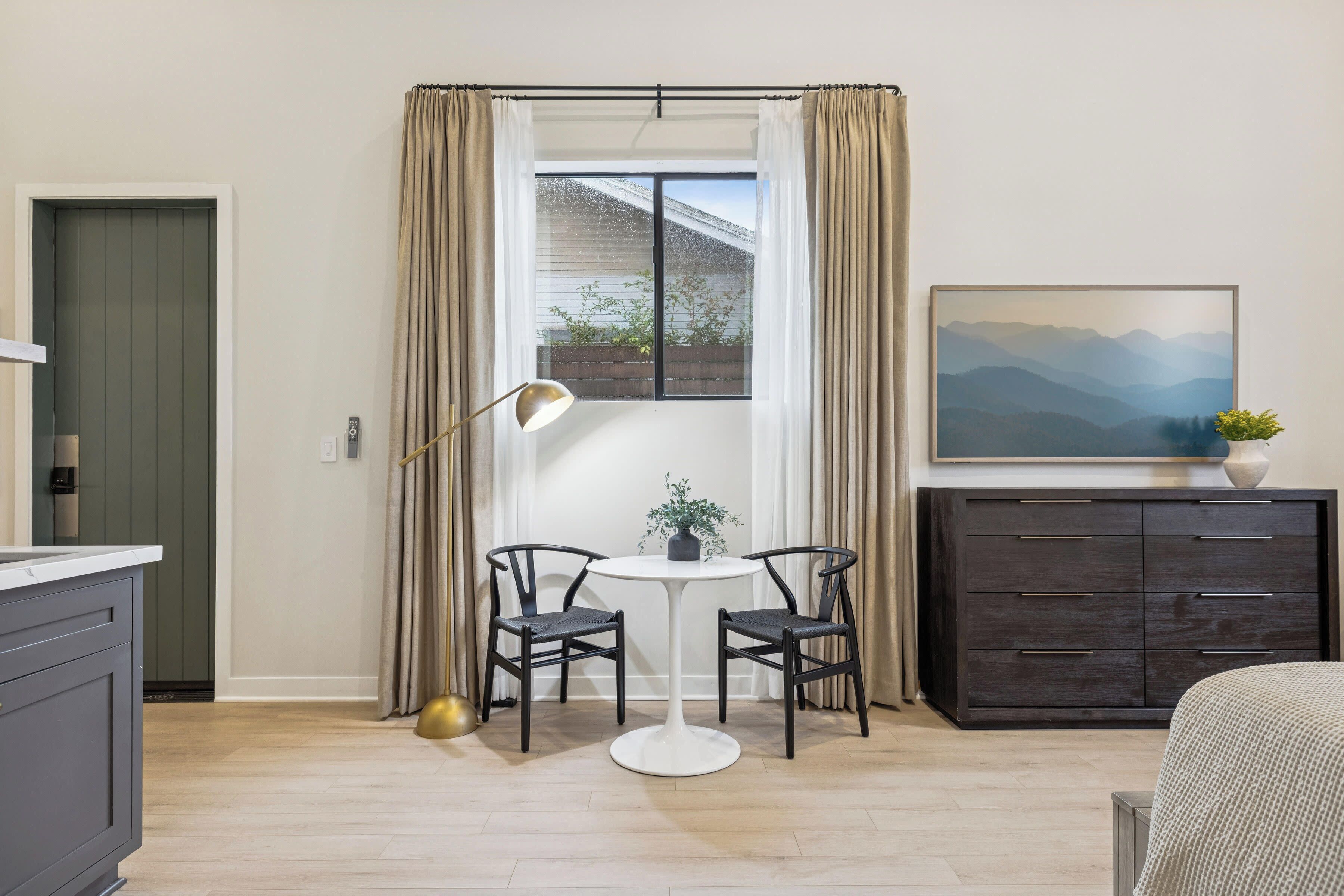 Iron/ironing board, travel crib, WiFi, bed sheets