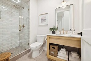 Douche, séchoir à cheveux, serviettes fournies
