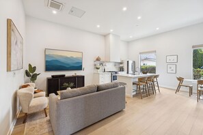 TV - Casa Castillo Apartment 5 (Santa Barbara)