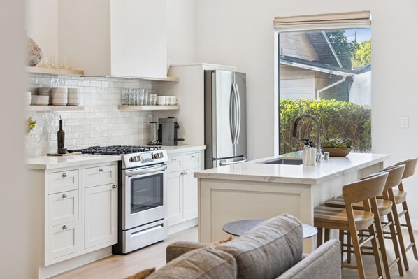 冰箱、微波炉、烤箱、炉灶